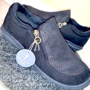 NEW 🦋 JBU Jambu Cranberry orthotic shoe women’s size 9.5 wide